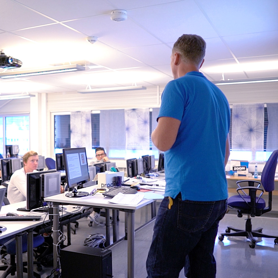 Lærer i klasserom kurs elektrofag